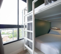Кровать в общем номере с видом на город в Yaks House Hostel
