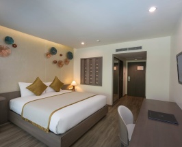 Двухместный номер Deluxe с видом на бассейн двуспальная кровать в Chanalai Flora Resort, Kata Beach