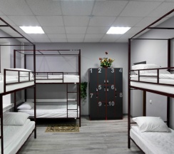 Кровать в мужском десятиместном номере в Берег
