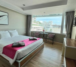Двухместный номер Deluxe с частичным видом на море двуспальная кровать в The Beach Front Resort Pattaya  - SHA Plus