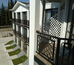 Люкс с балконом и с видом на горы в Гега