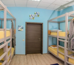 Кровать в 8-местном общем мужском номере Синий в Эко