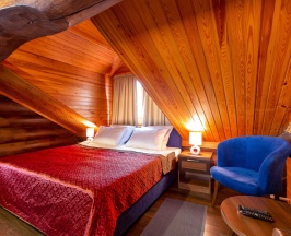 2. Семейный номер с двуспальной кроватью и диваном в Усадьба Маанселька