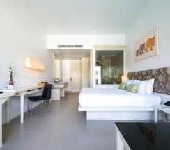 Двухместный номер Deluxe с красивым видом из окна двуспальная кровать в The Briza Beach Resort Khaolak