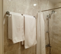 УЛУЧШЕННЫЙ ДВУХМЕСТНЫЙ НОМЕР С 1 КРОВАТЬЮ KING-SIZE ИЛИ С 2 ОТДЕЛЬНЫМИ КРОВАТЯМИ И ОДНОЙ ДОПОЛНИТЕЛЬНОЙ КРОВАТЬЮ в Петербург