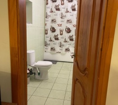 трехместный номер с двухспальной кроватью и односпальной кроватью в Неделина