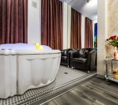 Двухместный номер Wedding Comfort with Jacuzzi двуспальная кровать в Алекс