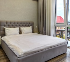 Трёхместная комната с балконом в Tere