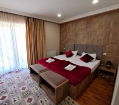 Двухместный номер Classic с балконом и с видом на горы двуспальная кровать в Hotel Mountain Mestia