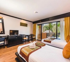Двухместный номер с видом на бассейн двуспальная кровать в Princess Kamala Beachfront Hotel