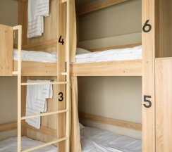 Кровать в 6-местном общем номере в Pillow Hostel