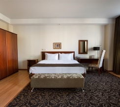 Люкс  с большой кроватью king size в Бенефит Плаза