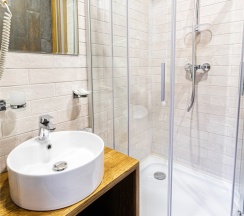 Небольшой двухместный номер с зенитным окном в Key hotel