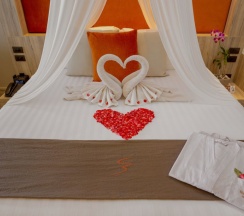 Двухместный люкс Honeymoon с видом на море двуспальная кровать в Cape Sienna Gourmet Hotel & Villas