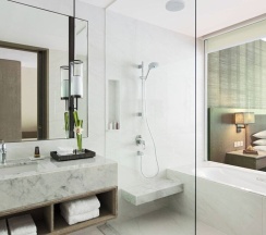 Двухместный номер с балконом и с видом на сад двуспальная кровать в Phuket Marriott Resort And Spa, Nai Yang Beach