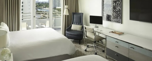 Четырёхместный номер Deluxe с балконом и с видом на залив в Fontainebleau Miami Beach