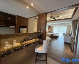 Номер Deluxe в Jinghai Hotel & Resort