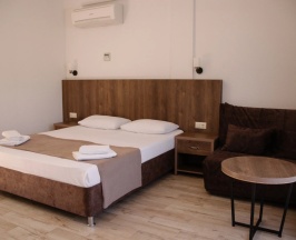 Трёхместный номер Deluxe с балконом и с видом на горы в Талион