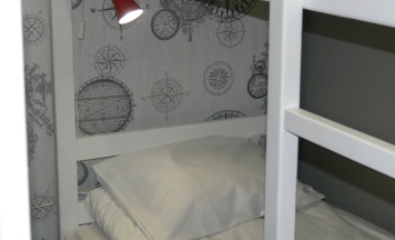 Двухъярусная кровать в 12-местном общем номере для мужчин и женщин в Белый тополь