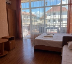 Комната улучшенная с 1 односпальной и 1 двуспальной кроватью в Марлита