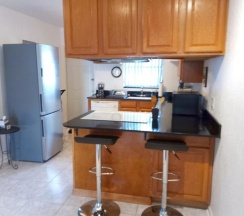 Коттедж с 2 комнатами в Private designer 8 room art getaway 2 Br-2Ba Full Kitchen Barbecue Patio 2min to beach