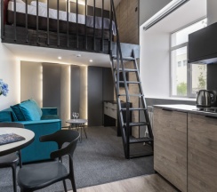 Двухуровневая студия с двуспальной кроватью и диваном в Greenfeel Smolensk