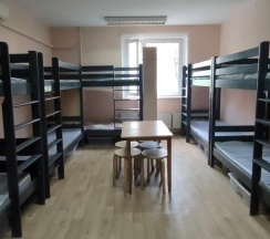 Кровать в 12-местном общем мужском номере в Рациональ
