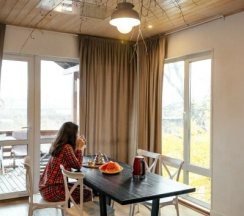 Желтый дом с проектором и видом на озеро. Вмещает до 8 гостей. в Шведские дачи