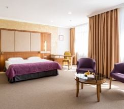 Двухместный люкс с видом на город двуспальная кровать в Reikartz Sky Алматы