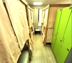 Место в мужском четырехместном номере в Ваш миниотель