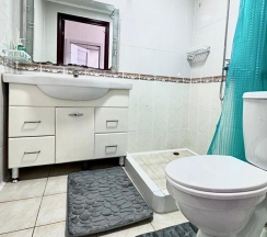 Кровать в 3-местном общем женском номере в Дистрикт Марина на Промышленной