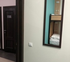 Кровать в женском шестиместном номере в Танский