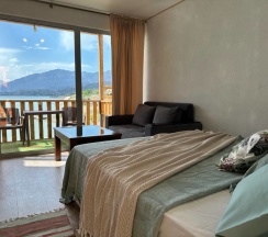 Домик с двухместной кроватью и диваном в Горное озеро