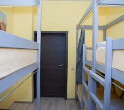 Кровать в 6-местном общем номере Желтый в Эко