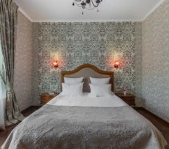 Двухместный полулюкс №4 с 2 комнатами с красивым видом из окна двуспальная кровать в Лель