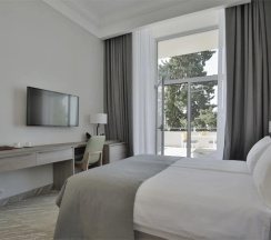 Номер с террасой Супериор с видом на море двуспальная кровать в Garden Resort
