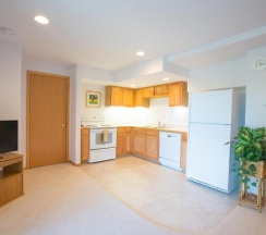 Апартаменты с 4 комнатами в Quiet River *30 Day Minimum 4 Bedroom Townhouse by RedAwning