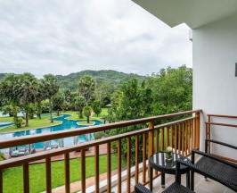 Двухместный номер Deluxe с видом на бассейн двуспальная кровать в Naithonburi Beach Resort