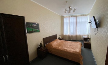 Номер стандарт с 1 двуспальной кроватью в R house