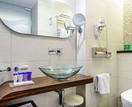 Двухместный номер Classic с балконом и с видом на сад двуспальная кровать в Hotel Lapad