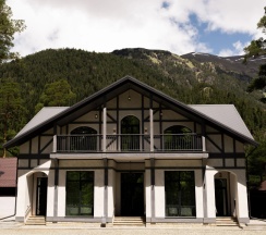 Вилла с балконом и с красивым видом из окна в Residence Village
