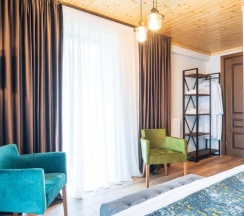 Двухместный номер Standard с красивым видом из окна двуспальная кровать в Hotel Chatini Mestia