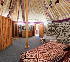 Двухместное Юрта в этно-отеле Орман Аулы двуспальная кровать в Aq-Qaiyn