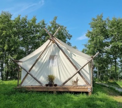 Двухместный Глэмпинг Эко с видом на озеро двуспальная кровать в Глэмпинг на озере Сиг