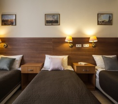 Трехместный номер с собственной ванной комнатой в Алиса