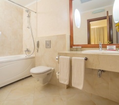 Двухместный люкс Business двуспальная кровать в Ramada by Wyndham Almaty
