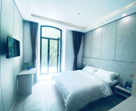 Номер стандарт улучшенный с 1 двуспальной кроватью в Holiday hotel
