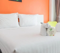 Двухместный номер Делюкс с балконом двуспальная кровать в The Frutta Boutique Patong Beach