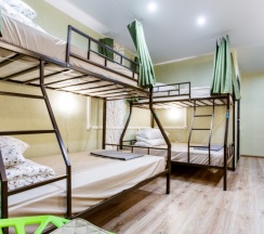 Мужской номер на 8 человек с ванной комнатой. Нижнее место (ширина 120 см.) в Nice hostel Crocus