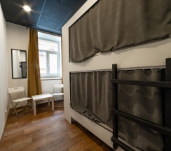 ДВУХМЕСТНЫЙ НОМЕР с двухъярусной кроватью и общей ванной комнатой в Proloft city hostel&rooms